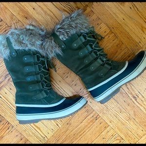 Olive green tall Sorel fur boots, waterproof, lightly used, excellent condition